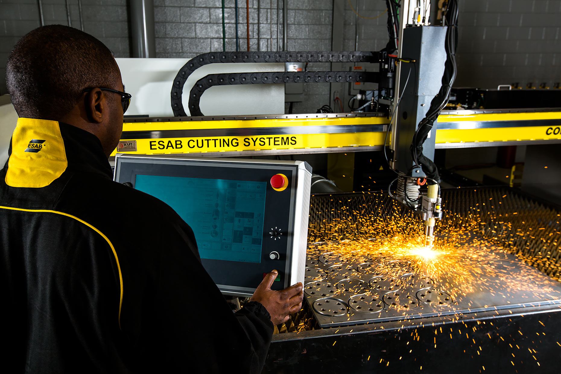 Plasma cutting torch and operator