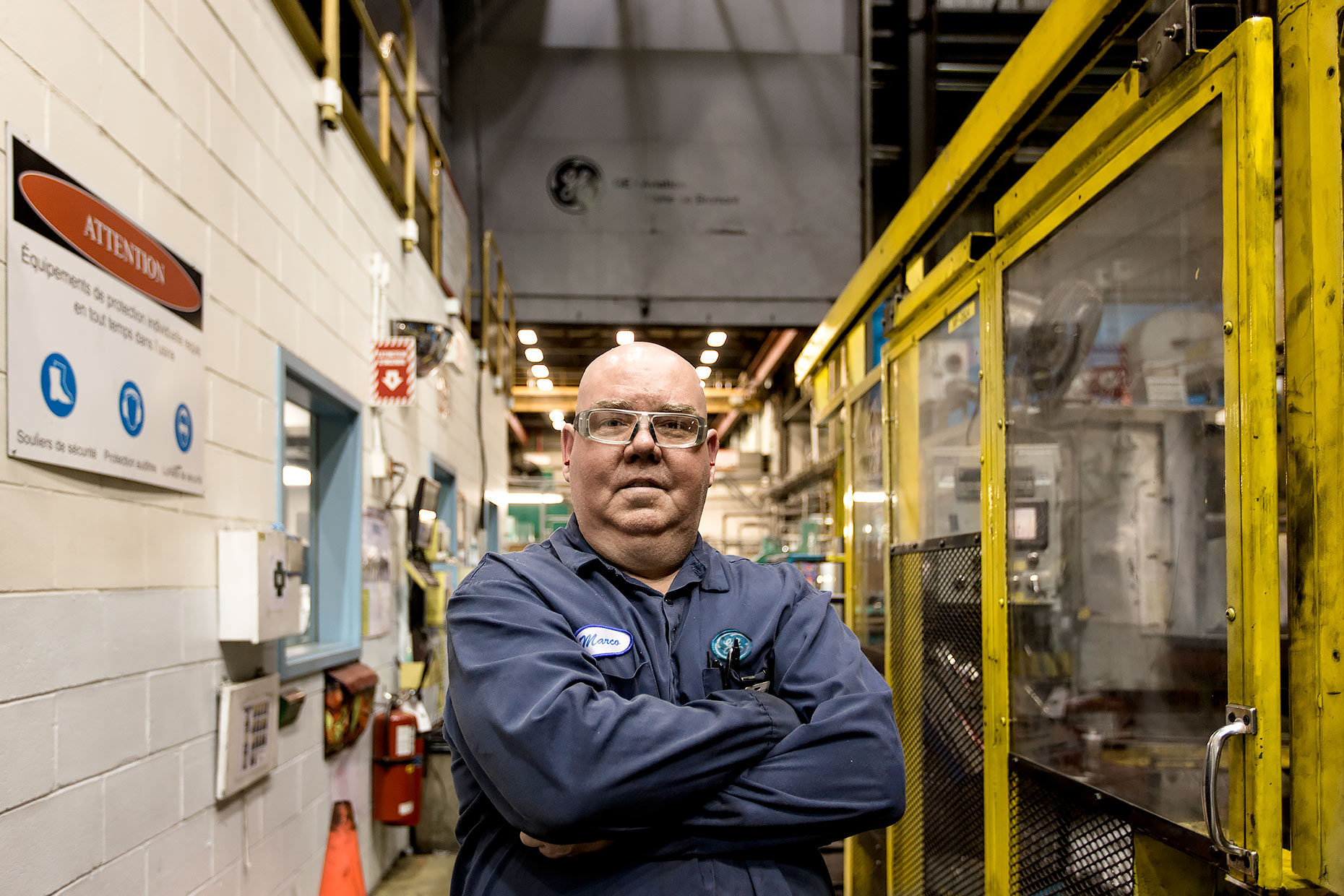 GE Technician environmental portrait with arms crossed | Scott Gable industrial photographer